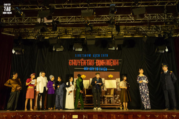 13 nhân vật với 13 hoàn cảnh sống khác nhau nhưng họ đều có điểm chung là sự mong mỏi được trở về đoàn tụ bên mái ấm gia đình.