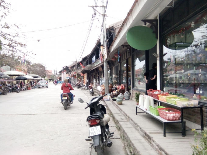 Mọi hoạt động bán đồ gốm sứ và hàng quán đã trở lại nhưng du khách và khách hàng thì vẫn rất thưa thớt.
