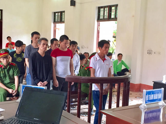 Các bị cáo trước vành móng ngựa trong phiên xét xử sơ thẩm TAND huyện Bát Xát.