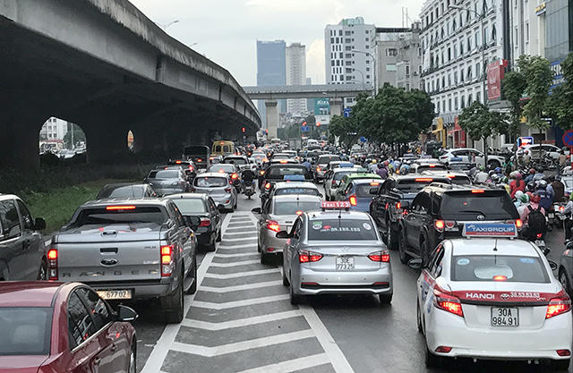 Nút giao Nguyễn Xiển - Nguyễn Trãi bị ùn tắc kéo dài