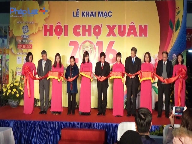 Các đại biểu cắt băng khai mạc Hội chợ xuân 2016.