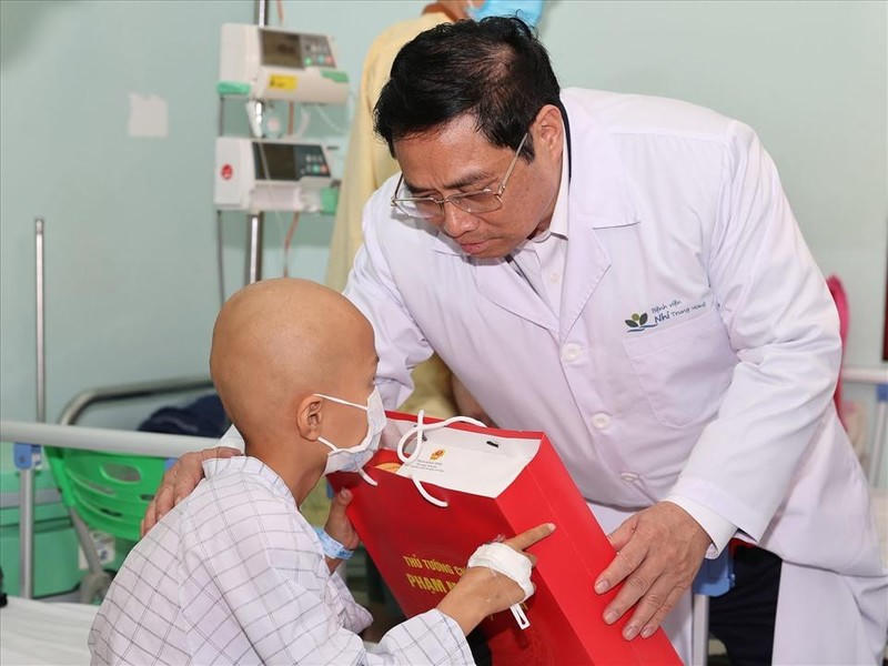 Thủ tướng Phạm Minh Chính tặng quà bệnh nhi đang điều trị tại Bệnh viện Nhi Trung ương.