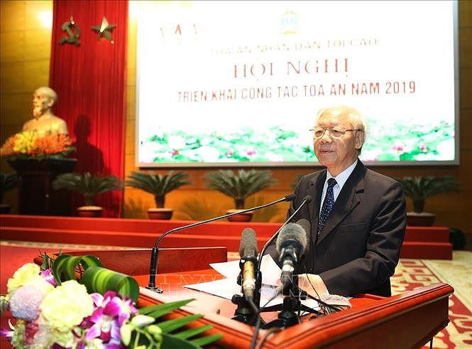 Tổng Bí thư, Chủ tịch Nước đề nghị, ngành Tòa án cần đặc biệt chú trọng xây dựng đội ngũ thẩm phán thanh liêm, chính trực, có bản lĩnh chính trị vững vàng, giỏi về nghiệp vụ, tinh thông về pháp luật, có tấm lòng nhân ái.