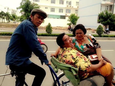 Danh hài Hoài Linh phủ sóng phim Tết Việt.