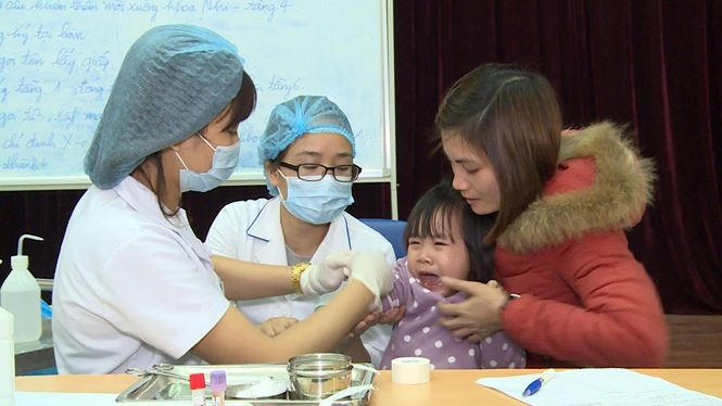 Trẻ chen ch&acirc;n, vạ vật chờ x&eacute;t nghiệm s&aacute;n lợn