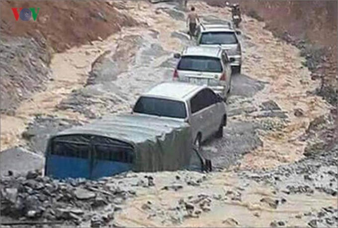 Nhiều tuyến đường trở thành sông, suối và ách tắc giao thông cục bộ trong nhiều giờ.