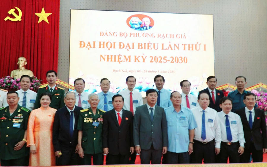 Bí thư Tỉnh ủy An Giang Nguyễn Tiến Hải chụp hình lưu niệm cùng đồng chí trong Ban Thường vụ Tỉnh ủy; các đồng chí nguyên lãnh đạo tỉnh; Anh hùng Lực lượng vũ trang Nhân dân, Anh hùng Lao động; đại diện lãnh đạo các ban, ngành, đoàn thể dự Đại hội.