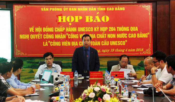 Ông Lê Hải Hòa, Chánh Văn phòng UBND tỉnh Cao  Bằng chủ trì buổi họp báo.