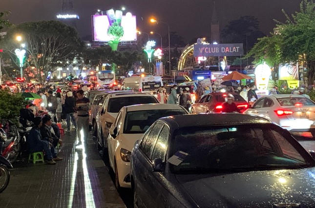 Đường vào chợ đêm và lên khu Hòa Bình ùn ứ cục bộ.