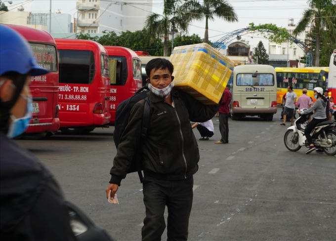 Nhiều người lỉnh kỉnh đồ đạc về quê nghỉ lễ.