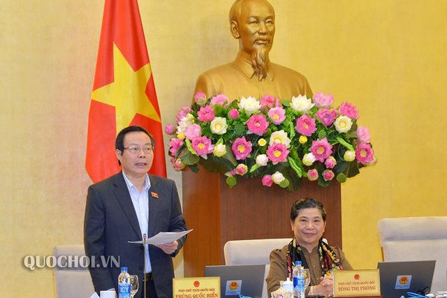 Phó Chủ tịch Quốc hội Phùng Quốc Hiển phát biểu.