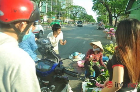 Đa dạng thị trường quà, hoa Valentine dọc đường Nguyễn Văn Cừ.