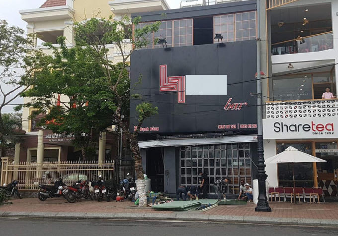 Quán bar (bảng màu đen) - nơi phóng viên H.V.N phản ánh vụ hành hung.