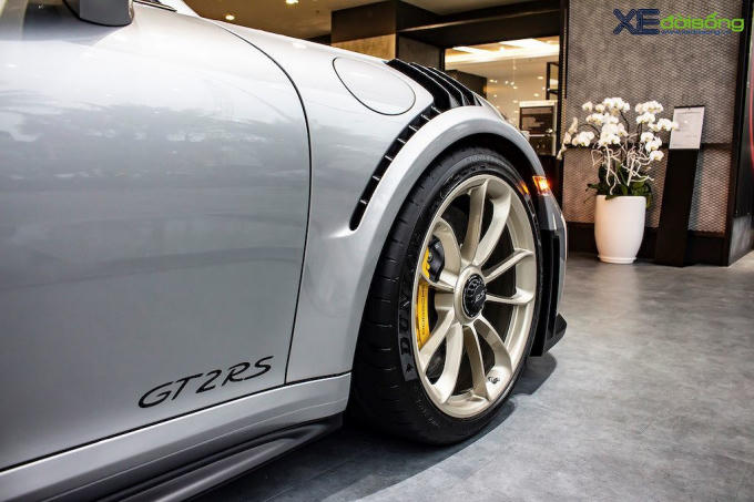 Các dòng siêu xe trên thế giới dùng lốp Michelin hay Pirelli nhưng GT2 RS được trang bị tiêu chuẩn lốp Dunlop Sportmaxx Race 2.