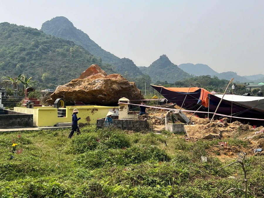 Toàn cảnh khu vực nghĩa trang thôn Thanh Bồng (huyện Thanh Liêm) bị đá to vùi lấp.