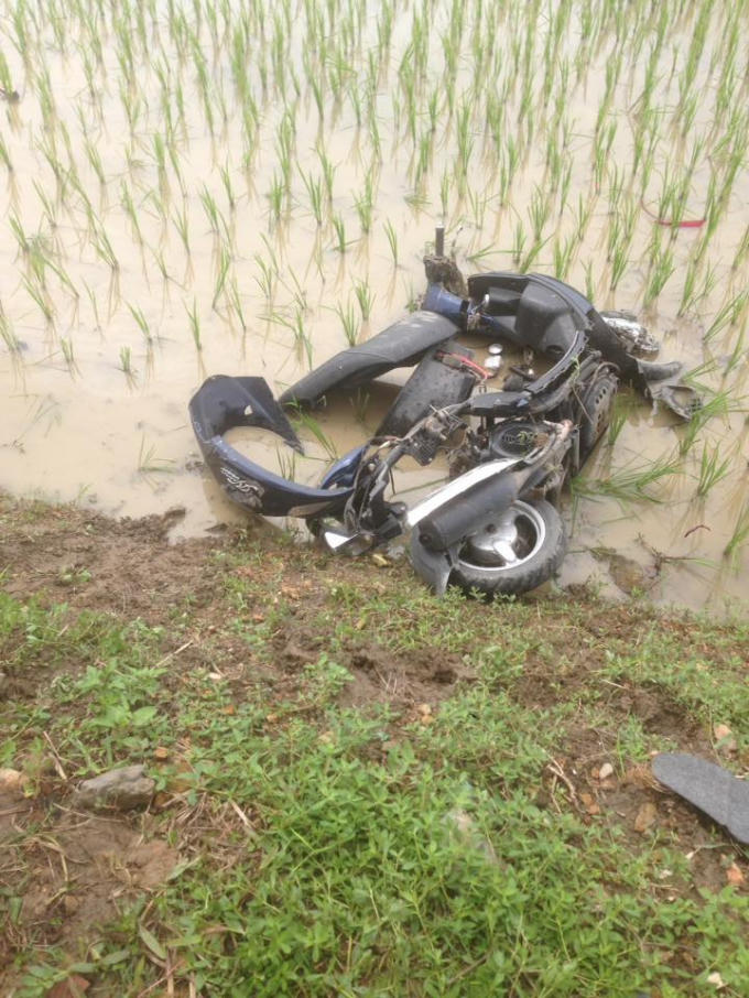 Chiếc xe m&aacute;y bị hư hỏng năng, đang nằm dưới ruộng. Ảnh: FB&nbsp;Hải Ph&ograve;ng 24h&nbsp;