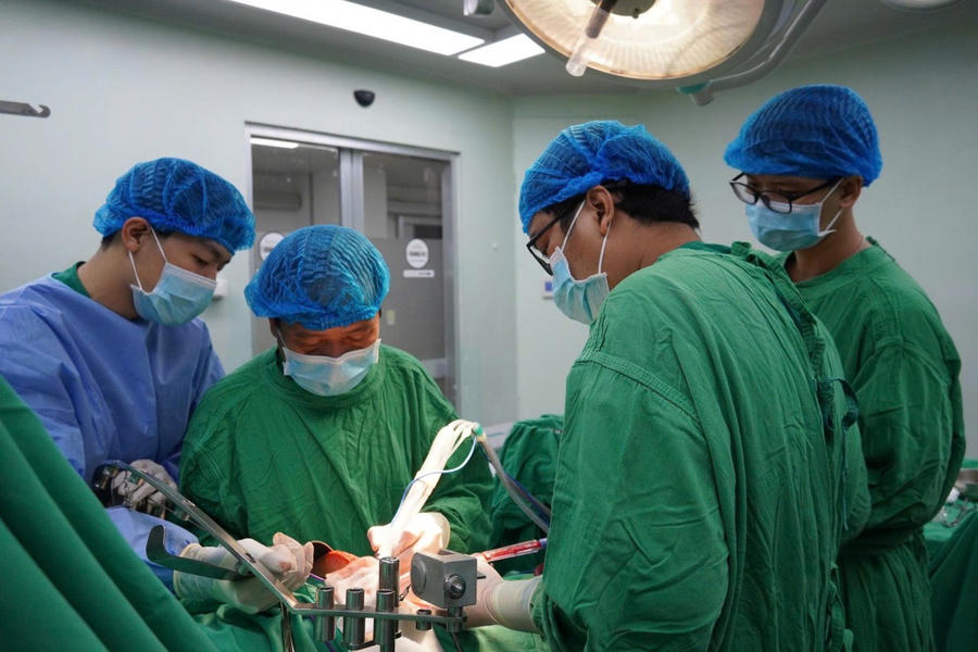 Ê kíp phẫu thuật sử dụng dao mổ siêu âm CUSA
