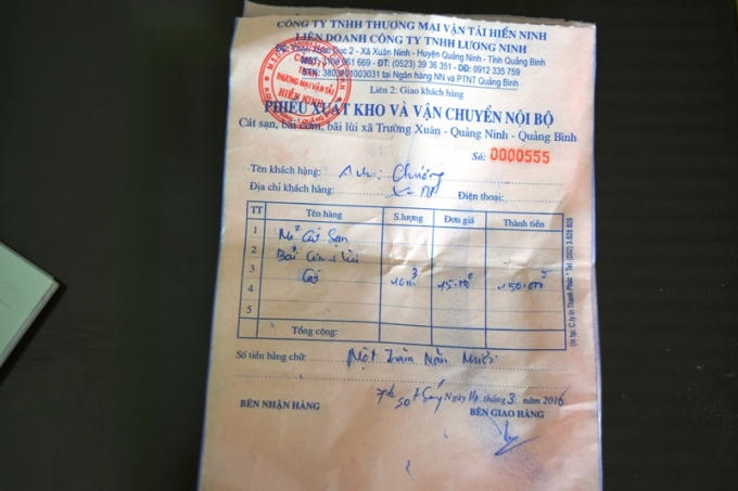 Tờ phiếu mà hai doanh nghiệp "bắt" các chủ đò phải mua dù họ có khai thác ngoài điểm mỏ của các công ty.