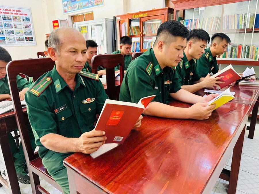Cán bộ, chiến sĩ Đồn Biên phòng cửa khẩu Long Bình tham gia đọc sách.