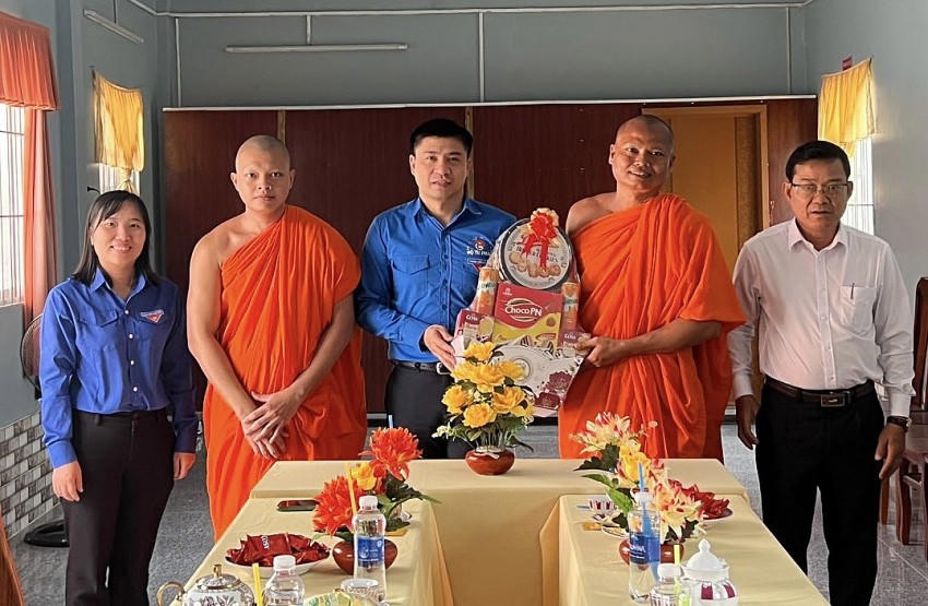 Đoàn công tác của Đoàn Thanh niên Bộ Tư pháp đã đến thăm và tặng quà chức sắc, tôn giáo trên địa bàn tỉnh Hậu Giang.