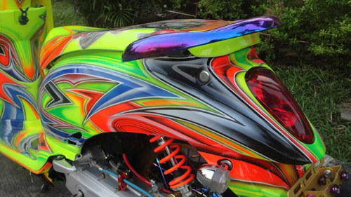 Xe được bổ sung bánh xe TK Racing, bộ giảm xóc Seven Speed & Gazi