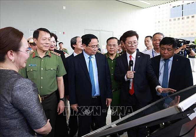 Thủ tướng Phạm Minh Chính tham quan gian hàng trưng bày sản phẩm công nghệ. Ảnh: TTXVN