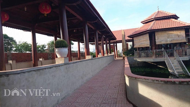 Nhà thủy tạ bên tay phải dùng để thưởng trà.