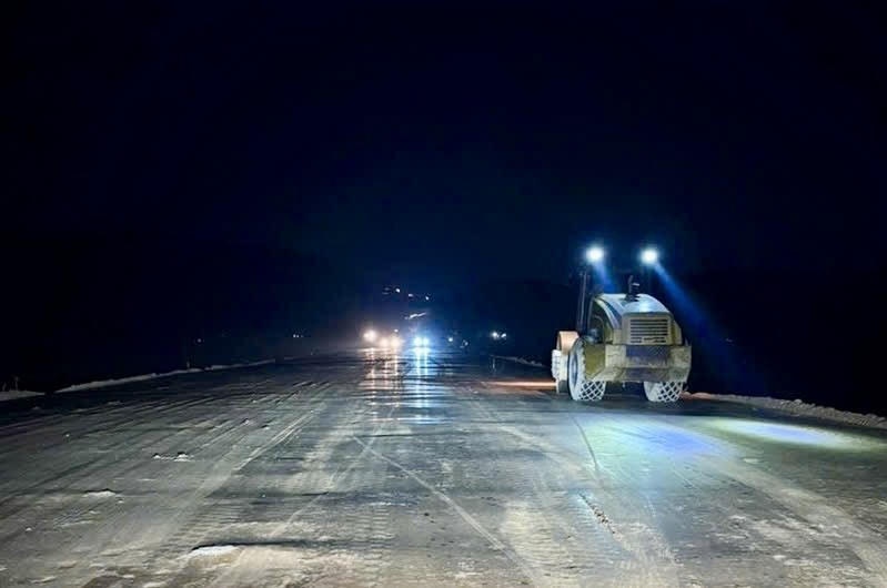 Đơn vị thi công gấp rút trên công trường dự án tuyến nhánh kết nối từ tuyến chính đến Khu công nghiệp Cẩm Khê.