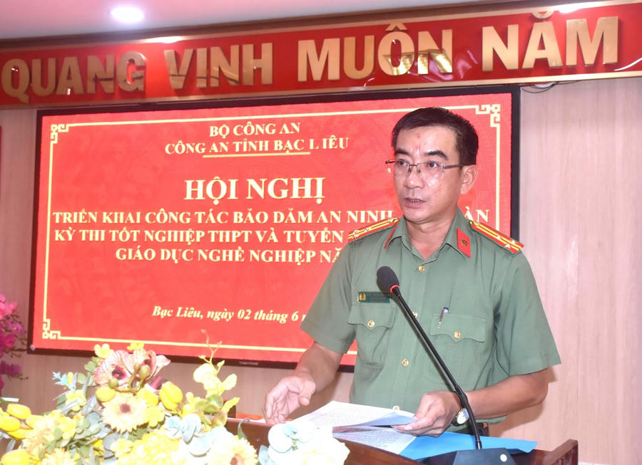 Thượng tá Nguyễn Thành Công - Trưởng phòng An ninh chính trị nội bộ Công an tỉnh Bạc Liêu, thông qua Quyết định thành lập Tổ chỉ đạo công tác bảo đảm an ninh, an toàn Kỳ thi của Công an tỉnh.