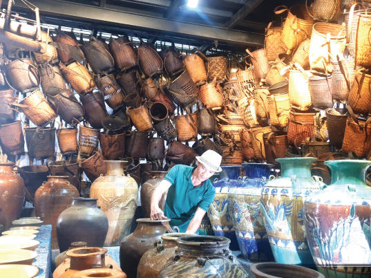 l Nhà sưu tầm Nguyễn Quốc Dũng bên cạnh những hiện vật, cổ vật.