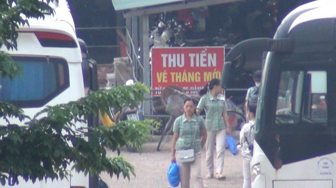 Các công nhân cho biết, giá vé gửi xe máy đối với mỗi công nhân hàng tháng tại đây là 100 nghìn đồng, vé gửi ngày là 5000 đồng.