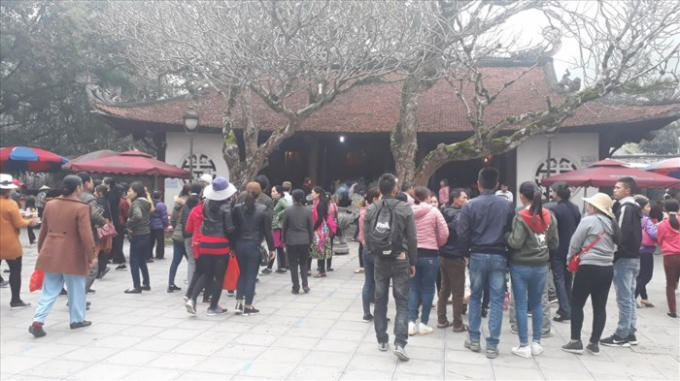 Mỗi ngày chùa Tây Thiên đón hàng ngàn du khách đến thăm quan.