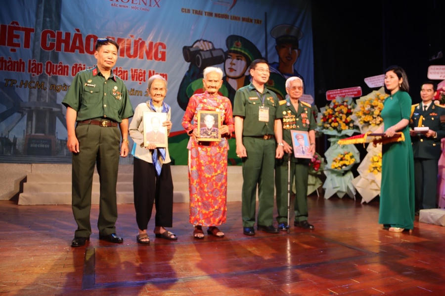 CLB phục hồi ảnh liệt sĩ tặng các gia đình.