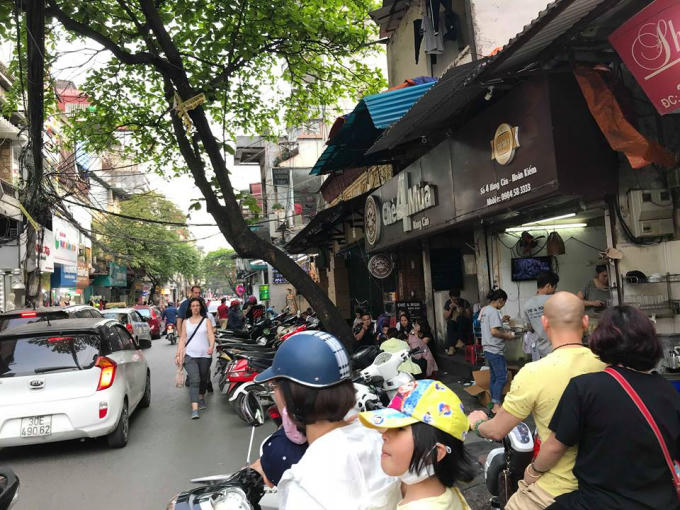 Xe máy lấn chiếm lòng đường tại phố Hàng Cân.