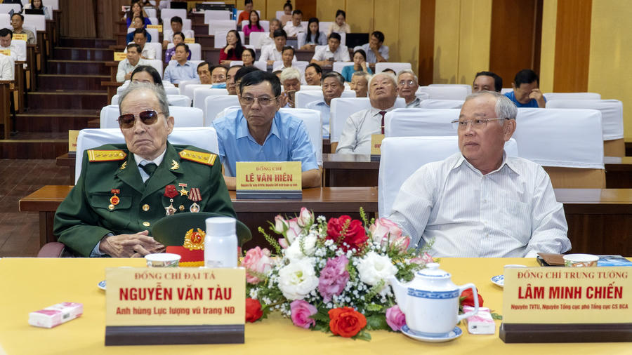 Anh hùng Lực lượng vũ trang Nguyễn Văn Tàu cùng các đại biểu tham dự họp mặt.