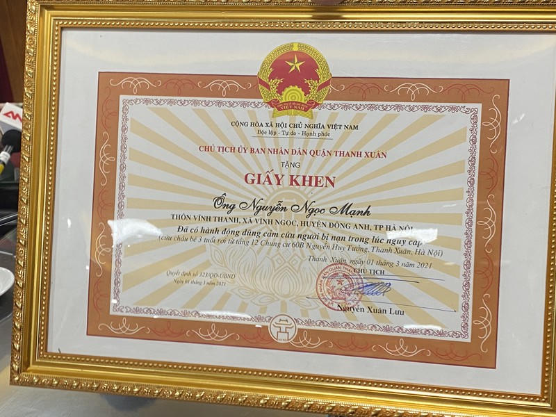 Giấy khen của anh Nguyễn Ngọc Mạnh do Chủ tịch UBND quận Thanh Xuân trao tặng 