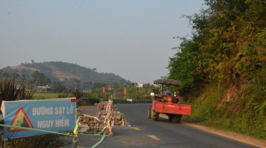 Tỉnh lộ 7 nối huyện Lắk với huyện Krông Ana, tỉnh Đắk Lắk bị sạt lở. Ảnh: TTXVN