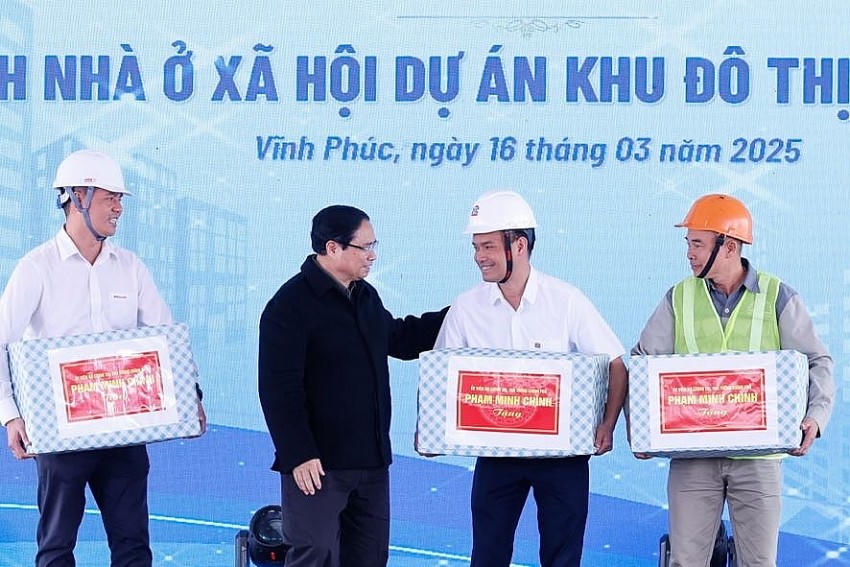 Thủ tướng tặng quà cho cán bộ, kỹ sư, người lao động đang làm việc tại công trình nhà ở xã hội thuộc dự án Khu đô thị mới Nam Vĩnh Yên, giai đoạn 1 - Ảnh: VGP