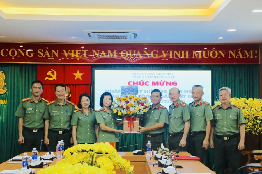 Lãnh đạo Công an tỉnh tặng hoa chúc mừng Ban Công đoàn nhân kỷ niệm 96 năm thành lập Công đoàn Việt Nam