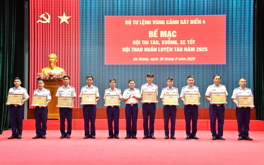 Đại tá Nguyễn Thái Dương - Ủy viên Ban Thường vụ Đảng ủy, Phó Chính ủy Bộ Tư lệnh Vùng Cảnh sát biển 4 trao thưởng cho các tập thể, cá nhân đạt thành tích tốt trong Hội thi - Hội thao.