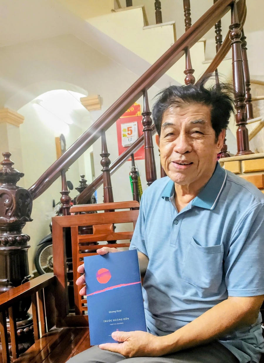 Tác giả Quang Hoài nâng niu "đứa con tinh thần" của mình.