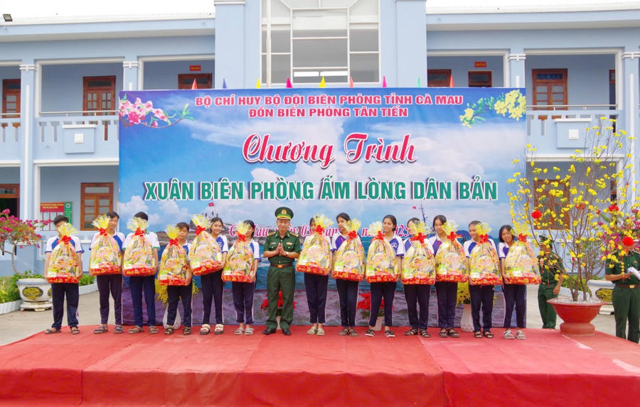 Lãnh đạo BĐBP tỉnh Cà Mau tặng quà và học bổng cho các em học sinh nghèo vượt khó.