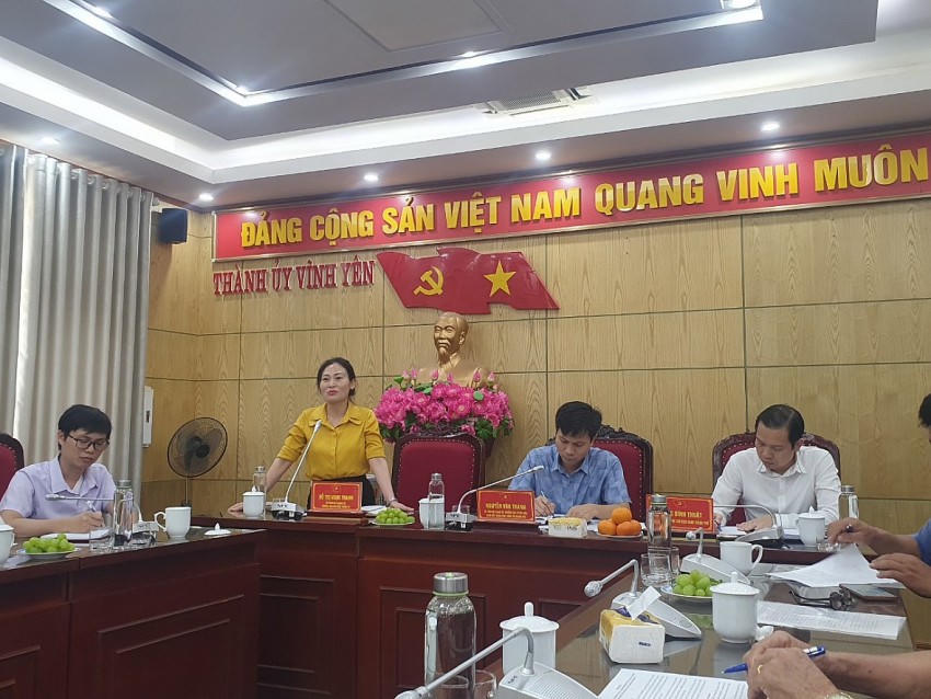 Bà Đỗ Thị Ngọc Thanh, Trưởng ban Dân vận Thành uỷ Vĩnh Yên trả lời một số thông tin liên quan đến kỳ thi đánh giá năng lực học sinh lớp 6 tại hội nghị.