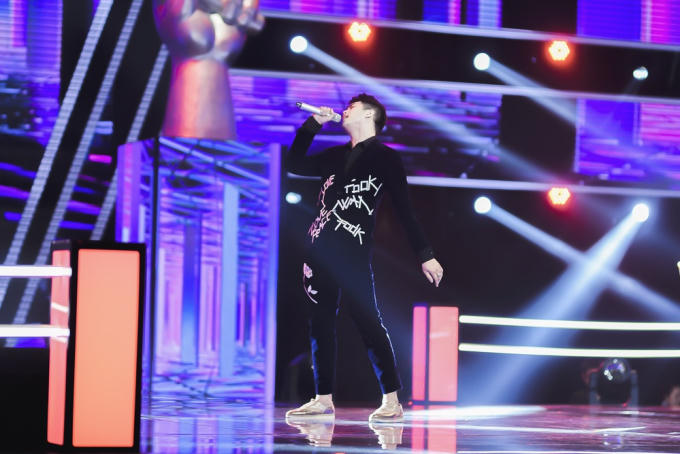 Cuộc chiến h&agrave;i hước nhất lịch sử the Voice: Thu Phương cởi &aacute;o kho&aacute;c, T&oacute;c Ti&ecirc;n th&aacute;o găng tay để