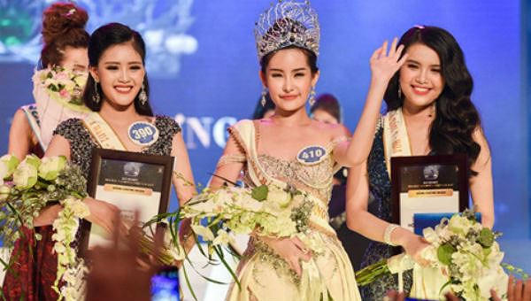 Trao giải tại một cuộc thi nhan sắc bị cho là thi “chui”.