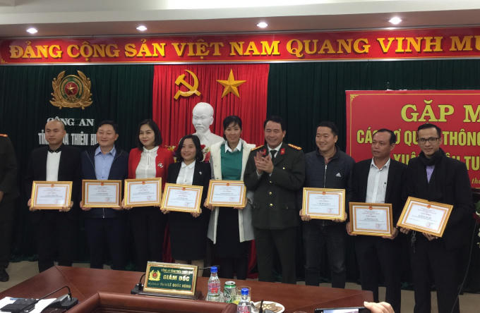 Theo đó cũng trong đợt khen thưởng này còn có 9 cá nhân là Phóng viên, CTV báo đài của các cơ quan báo chí Trung ương, địa phương tỉnh Thừa Thiên Huế được khen thưởng.
