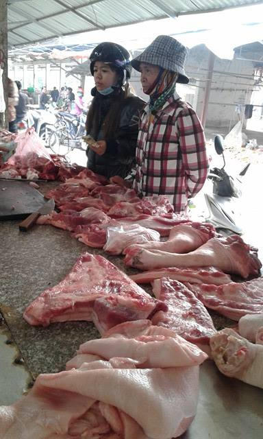 Thịt chân giò trong tết 65 nghìn đồng/kg, sau tết 75 nghìn đồng/kg.