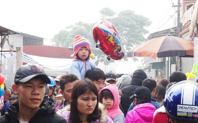 Em nhỏ háo hức với phiên chợ lớn nhất trong năm