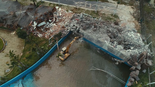 Nhiều máy móc cũng được mang tới để phá dỡ Công viên nước Thanh Hà (Ảnh: CTV).