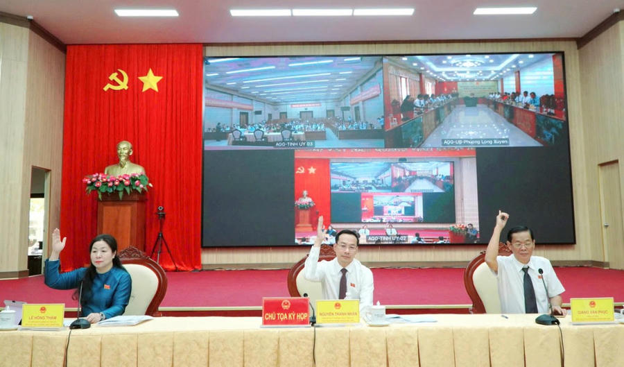 Kỳ họp HĐND tháng 12 năm 2025 thông qua nhiều nghị quyết quan trọng (Ảnh: Khánh Thuỳ).